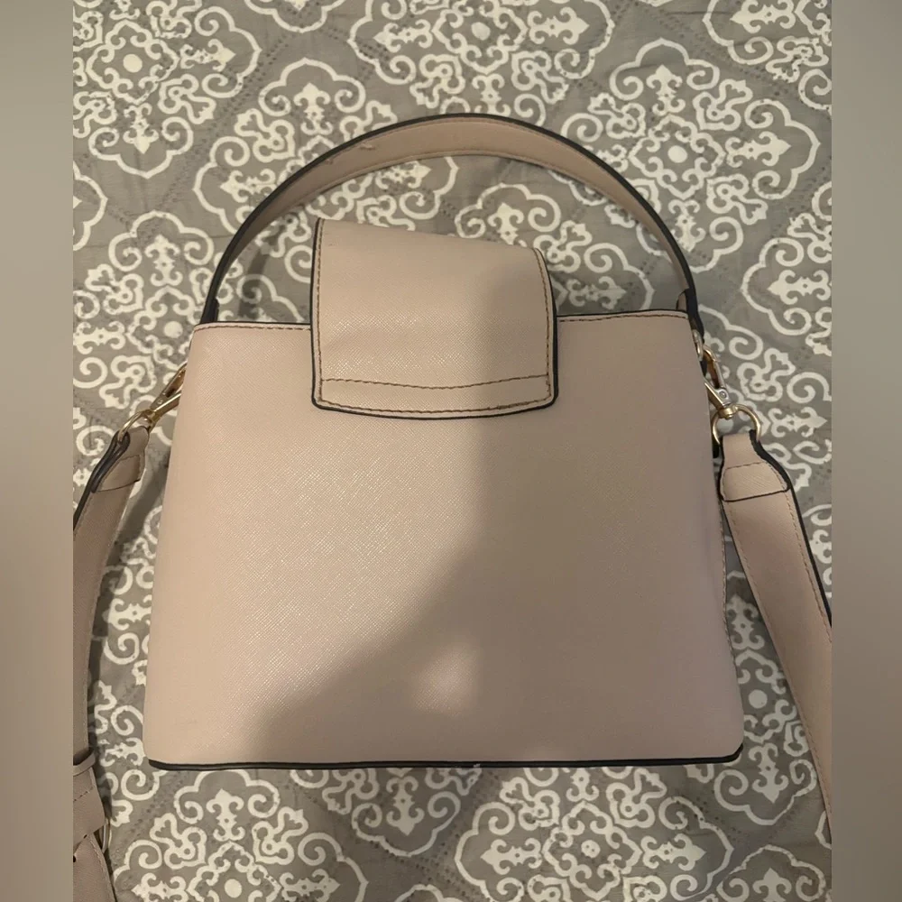 GUESS Beige Handbag with Gold Accent - Picture 4 of 9